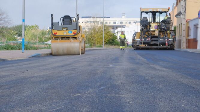 Este lunes han comenzado las primeras obras del nuevo plan municipal de asfaltado de Sanlúcar.