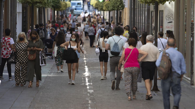 Gente de compras en una calle de Granada