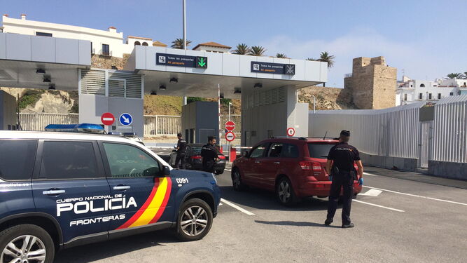 Policía Nacional en el Puerto de Tarifa.