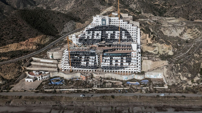 Imagen aérea del estado actual del hotel en El Algarrobico.