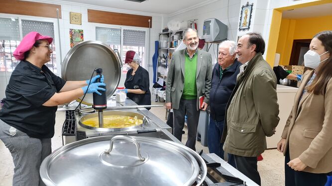 Gerardo Landaluce, presidente de la APBA, visita el comedor del Carmen de Algeciras.