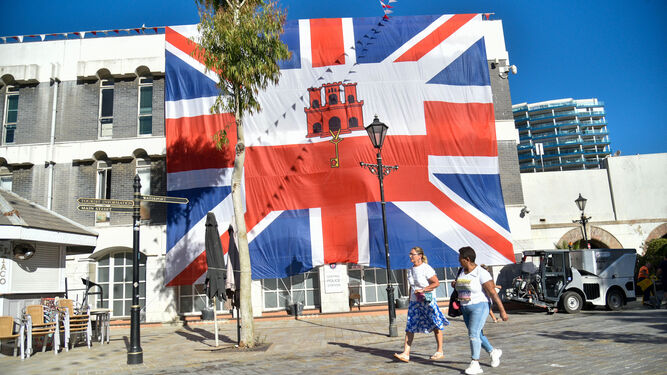 Una banderola con las banderas de Reino Unido y Gibraltar, en Casemates.