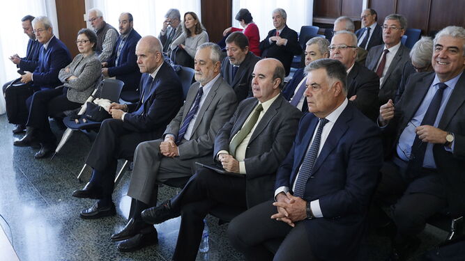 Gaspar Zarrías junto al expresidente Griñán en el juicio de los ERE.