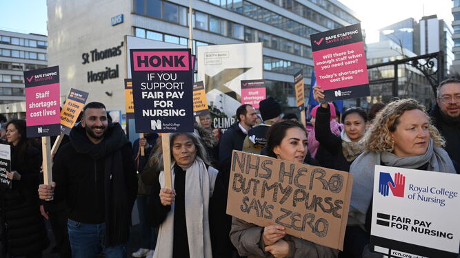 Profesionales sanitarios protestan ante el hospital St. Thomas, en Londres.