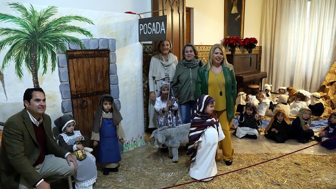 La alcaldesa, ayer junto a dos de los Reyes Magos de Jerez en su visita al Belén viviente de Colegio Montaigne.