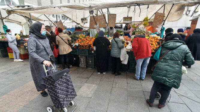 Varias mujeres hacen la compra en Algeciras.