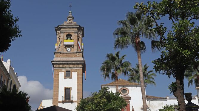 Campanario de la Iglesia de la Virgen de La Palma adornado para el 15 de agosto.