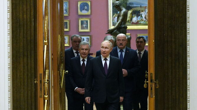 El presidente ruso, Vladimir Putin, con algunos líderes del espacio postsoviético en San Petersburgo.
