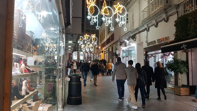 Calle comercial del centro de San Fernando con las luces de Navidad.