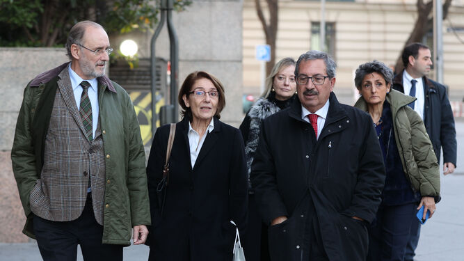 El presidente del CGPJ, Rafael Mozo (2º dcha.), a su salida del pleno celebrado el martes.