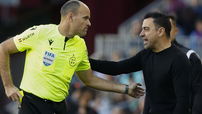 Mateu Lahoz discute con Xavi en el tramo final del partido.