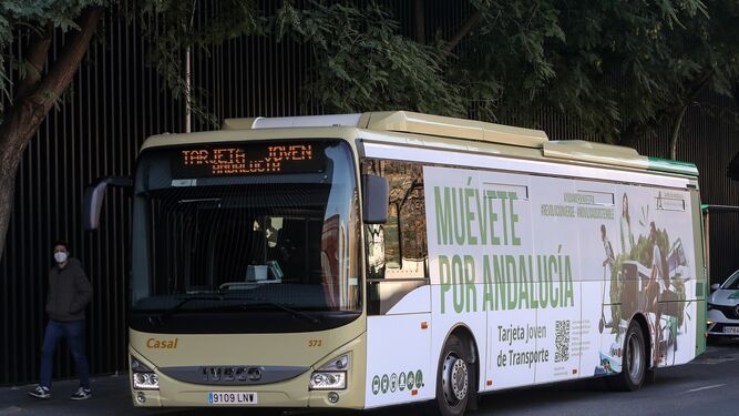 Un autobús del Consorcio con una publicidad de la tarjeta joven de transporte.
