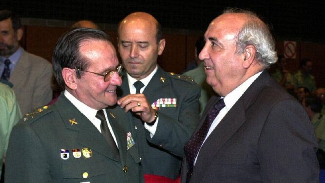 Rafael Conde, a la izquierda,  en una imagen de 2000 con el delegado del Gobierno en Madrid, Javier Ansuategui.