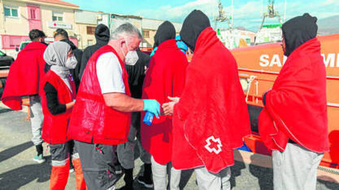 Un grupo de inmigrantes son atendidos por la Cruz Roja en Motril.