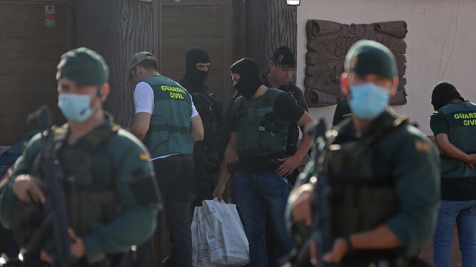 Guardias civiles, durante un registro en una operación contra el tráfico de drogas.
