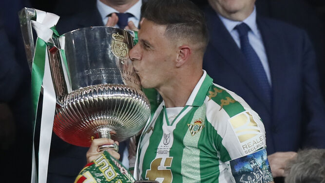 Joaquín besa la última Copa del Rey antes de levantarla en el Estadio de la Cartuja.