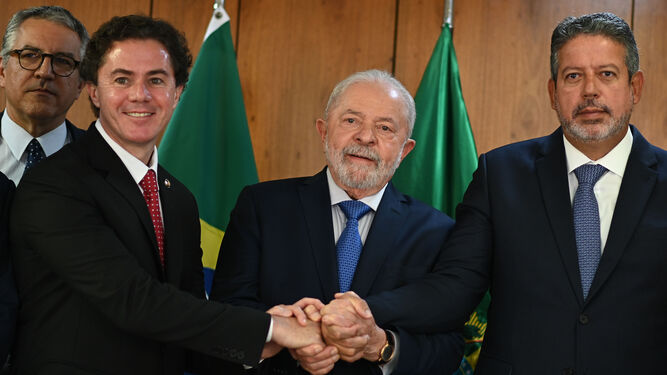 El mandatario brasileño, Lula da Silva, entre el vicepresidente del Senado, Veneziano Vital de Rêgo, y el presidente de la Cámara de Diputados, Arthur Lira.
