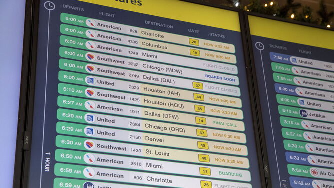 Panel de próximas salidas de vuelos en el aeropuerto de LaGuardia, en Nueva York