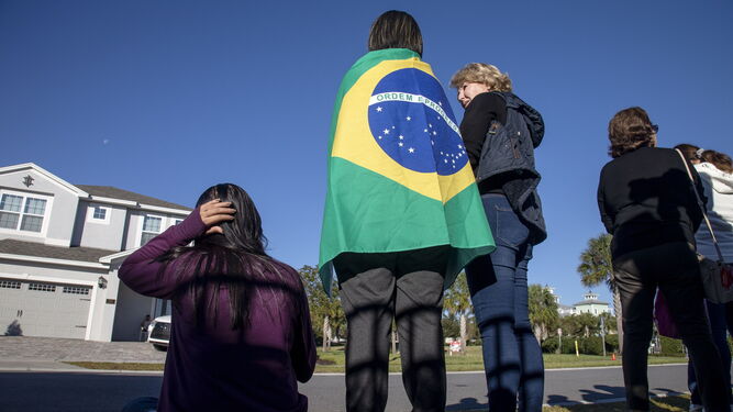 Seguidores de Bolsonaro se concentran frente a la vivienda donde se encuentra el ex presidente brasileño en Reunion, Florida.