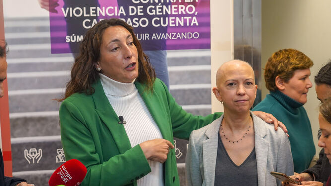 Loles López junto con la directora del IAM, Olga Carrión.