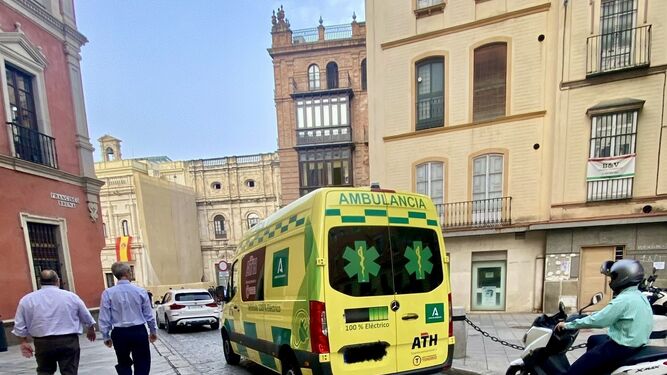 Vehículo de Ambulancias Tenorio por el centro de Sevilla.