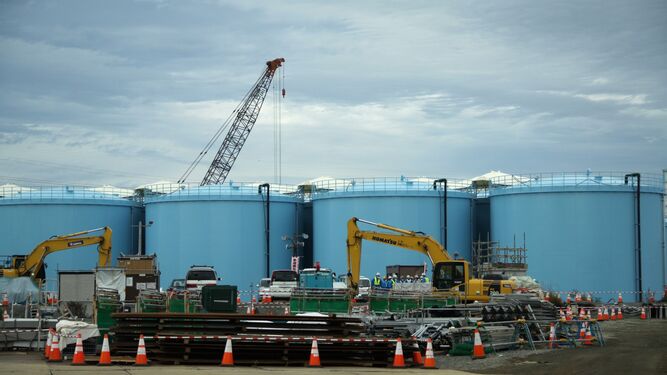 Tanques que almacenan aguas residuales radiactivas contaminadas en la central nuclear de Fukushima.