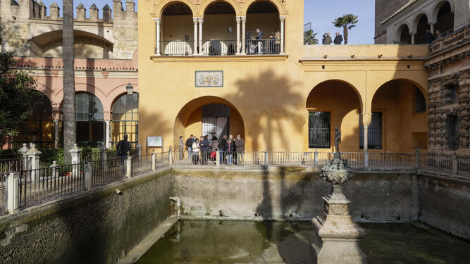 El estanque de Mercurio del Real Alcázar de Sevilla ya vacío.