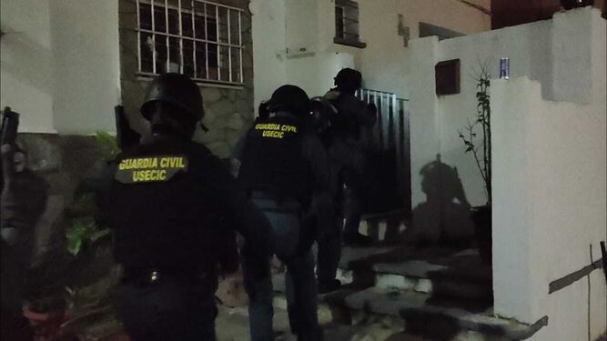 Varios guardias Civiles, en el momento de acceder a la vivienda donde se vendía la droga.