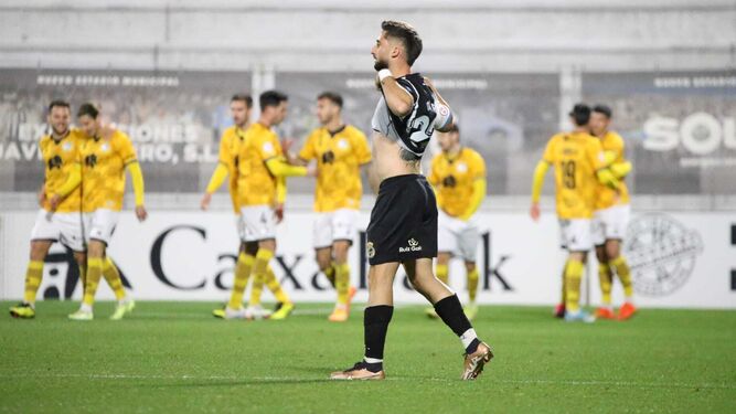 Omar Perdomo se desespera mientras Unionistas celebra su gol
