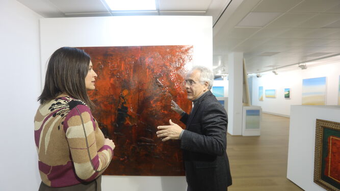 Patricia Cavada y Juan Antonio Lobato ante el óleo 'La Fragua' en la galería GH40.