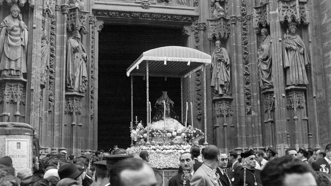 La Virgen de Valme saliendo de la Catedral en 1948.
