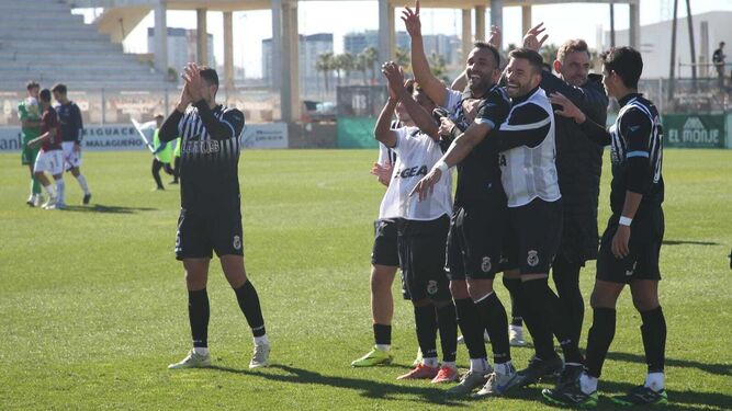 Los jugadores de la Balona celebran el triunfo sobre el Pontevedra