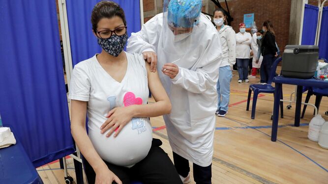 Una embarazada recibe la vacuna contra el Covid.