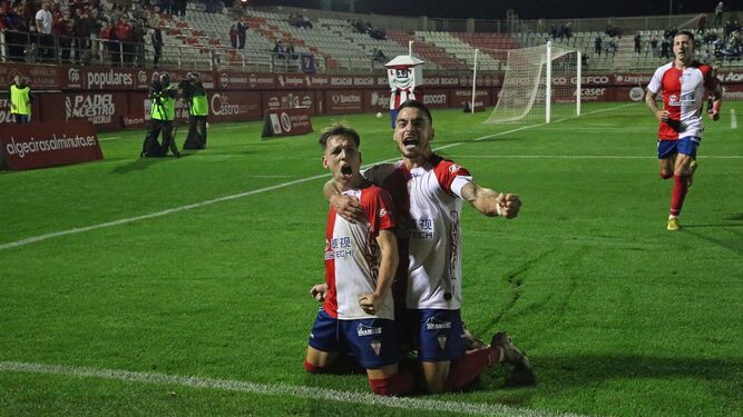 Romero y Tomás celebran un gol al Linares.