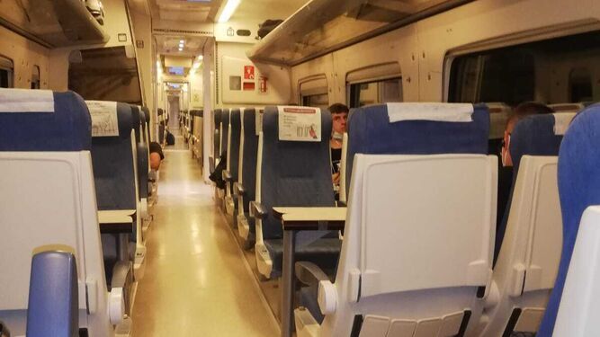 Así circulaban alguno de los trenes Media Distancia de Cádiz a Sevilla pese a estar completos en la web