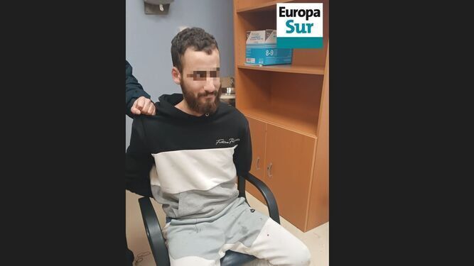 El detenido en el hospital Punta de Europa.