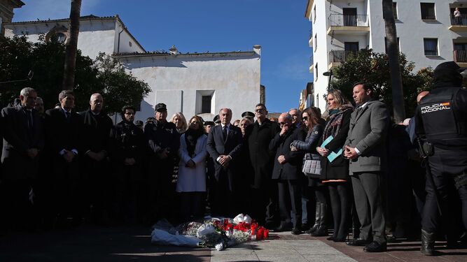 Autoridades y vecinos guardan silencio en el lugar donde Diego Valencia fue asesinado.