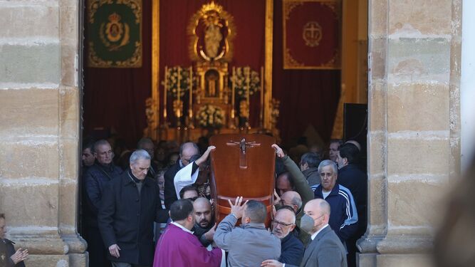 Salida del féretro de Diego Valencia de la iglesia de La Palma.