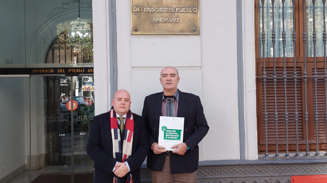 Rafael Martínez (Secretario General de FSIE Andalucía) y Marcial García (Secretario Provincial de FSIE Granada) frente a la oficina del Defensor del Pueblo Andaluz