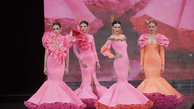 Diseños en rosa y naranja de Ana Morón vistos en SIMOF 2023.