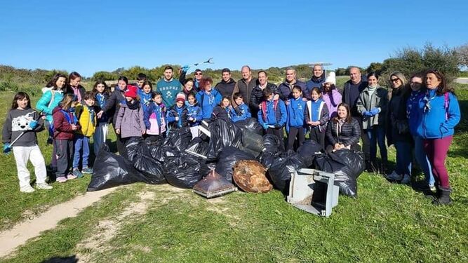 Recogida de residuos en Vejer por el Día Mundial del a Educación Medioambiental.