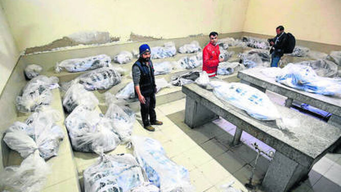Trabajadores de rescate trasladan los cuerpos de las víctimas a una morgue en Karachi.