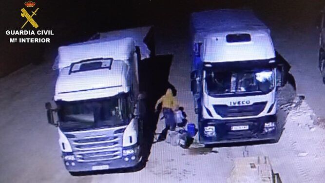 Imagen del robo de gasoil a unos camiones en San José del Valle.