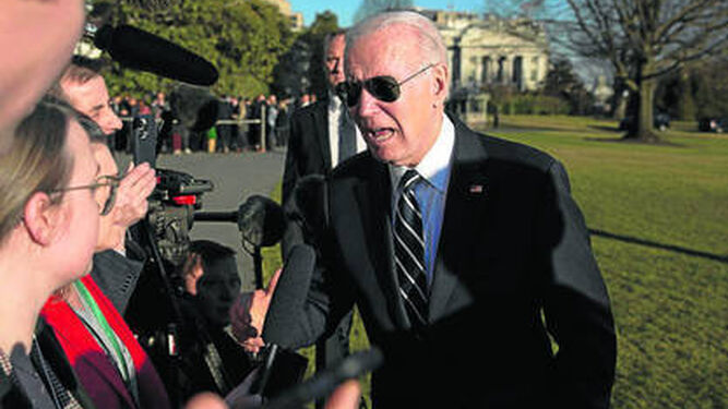 Joe Biden atiende a los medios en Washington.