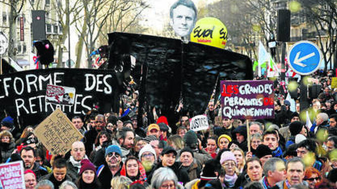 Miles de manifestantes protestan contra la medida que retrasa la edad de jubilación en París.