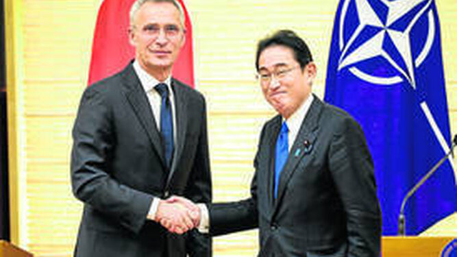 Stoltenberg visita Japón para reforzar los lazos entre el país y la UE.