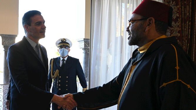 Pedro  Sánchez saluda al rey Mohamed VI de Marruecos en abril de 2022.