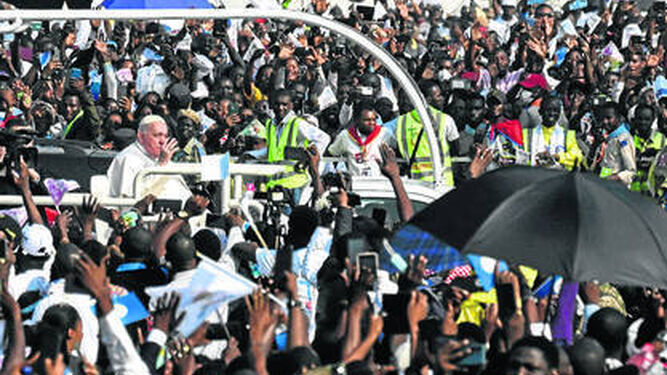 El papa en su llegada a una misa multitudinaria en Kinsasa.