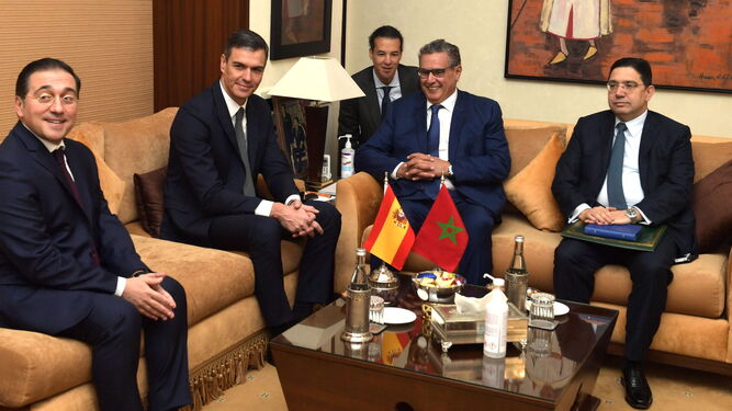 El presidente del Gobierno, Pedro Sánchez, con su homólogo marroquí, en Rabat.