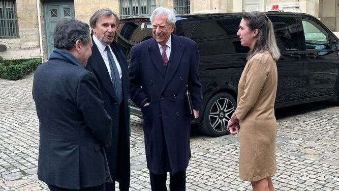 Mario Vargas Llosa a su llegada a la sede de la Academia este jueves
